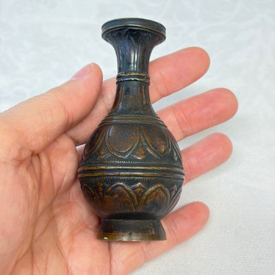 A Chinese bronze miniature vase and a stone-inset gilt-bronze belt buckle — photo 7