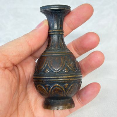 A Chinese bronze miniature vase and a stone-inset gilt-bronze belt buckle — photo 8
