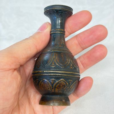 A Chinese bronze miniature vase and a stone-inset gilt-bronze belt buckle — photo 9