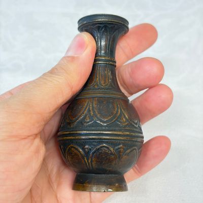 A Chinese bronze miniature vase and a stone-inset gilt-bronze belt buckle — photo 10
