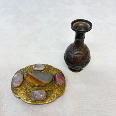 A Chinese bronze miniature vase and a stone-inset gilt-bronze belt buckle — photo 1