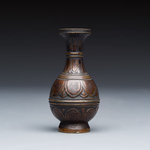 A Chinese bronze miniature vase and a stone-inset gilt-bronze belt buckle — photo 2