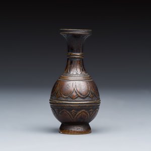 A Chinese bronze miniature vase and a stone-inset gilt-bronze belt buckle — photo 3