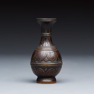 A Chinese bronze miniature vase and a stone-inset gilt-bronze belt buckle — photo 4