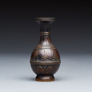 A Chinese bronze miniature vase and a stone-inset gilt-bronze belt buckle — photo 5