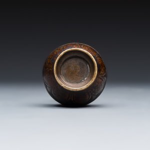 A Chinese bronze miniature vase and a stone-inset gilt-bronze belt buckle — photo 7