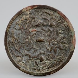 A Chinese bronze mirror with floral design, prob. late Ming Dynasty — 照片 1
