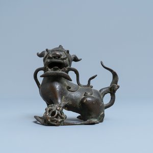 A Chinese bronze model of a Buddhist lion, late Ming — 照片 2