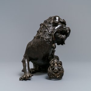A Chinese bronze model of a Buddhist lion, Ming — 照片 3