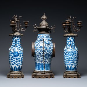 A Chinese bronze-mounted three-piece blue and white clock garniture, 19th C. — 照片 3