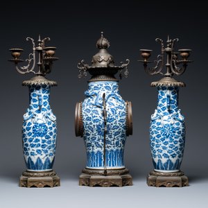 A Chinese bronze-mounted three-piece blue and white clock garniture, 19th C. — 照片 5