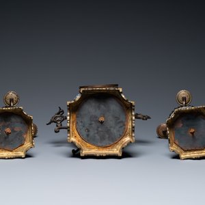 A Chinese bronze-mounted three-piece blue and white clock garniture, 19th C. — 照片 6