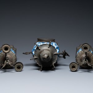 A Chinese bronze-mounted three-piece blue and white clock garniture, 19th C. — 照片 7