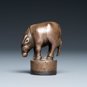 A Chinese bronze 'ox' seal, Ming — 照片 2