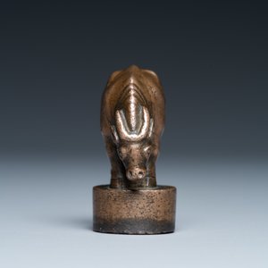 A Chinese bronze 'ox' seal, Ming — 照片 5