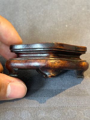 A Chinese bronze paperweight in the form of 'Shi De 拾得' on wooden stand, 16th C. — foto 12
