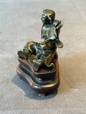 A Chinese bronze paperweight in the form of 'Shi De 拾得' on wooden stand, 16th C. — foto 2