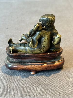 A Chinese bronze paperweight in the form of 'Shi De 拾得' on wooden stand, 16th C. — foto 3