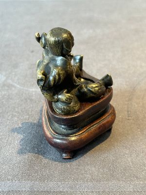A Chinese bronze paperweight in the form of 'Shi De 拾得' on wooden stand, 16th C. — foto 4