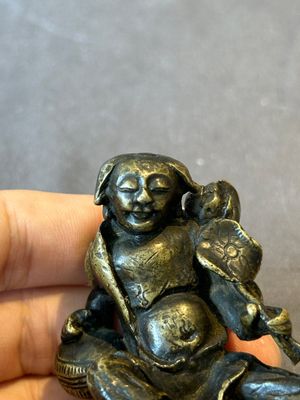 A Chinese bronze paperweight in the form of 'Shi De 拾得' on wooden stand, 16th C. — foto 5