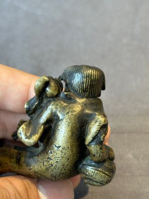A Chinese bronze paperweight in the form of 'Shi De 拾得' on wooden stand, 16th C. — foto 6