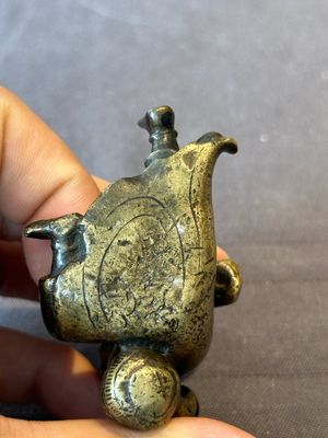 A Chinese bronze paperweight in the form of 'Shi De 拾得' on wooden stand, 16th C. — foto 7