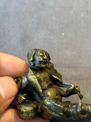A Chinese bronze paperweight in the form of 'Shi De 拾得' on wooden stand, 16th C. — foto 8