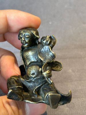 A Chinese bronze paperweight in the form of 'Shi De 拾得' on wooden stand, 16th C. — foto 9