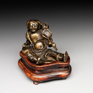 A Chinese bronze paperweight in the form of 'Shi De 拾得' on wooden stand, 16th C. — foto 1