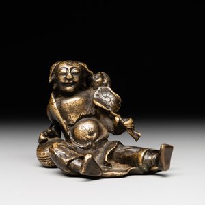 A Chinese bronze paperweight in the form of 'Shi De 拾得' on wooden stand, 16th C. — foto 2