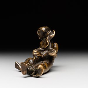 A Chinese bronze paperweight in the form of 'Shi De 拾得' on wooden stand, 16th C. — foto 3