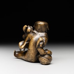 A Chinese bronze paperweight in the form of 'Shi De 拾得' on wooden stand, 16th C. — foto 4