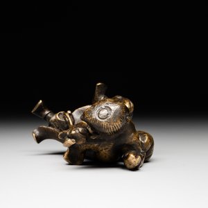 A Chinese bronze paperweight in the form of 'Shi De 拾得' on wooden stand, 16th C. — foto 5