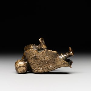 A Chinese bronze paperweight in the form of 'Shi De 拾得' on wooden stand, 16th C. — foto 6