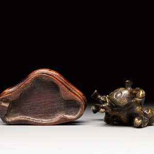 A Chinese bronze paperweight in the form of 'Shi De 拾得' on wooden stand, 16th C. — foto 7