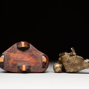 A Chinese bronze paperweight in the form of 'Shi De 拾得' on wooden stand, 16th C. — foto 8