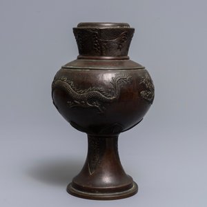 A Chinese bronze relief-decorated dragon vase, 17/18th C. — photo 2