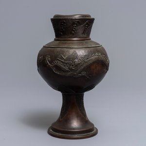 A Chinese bronze relief-decorated dragon vase, 17/18th C. — photo 3