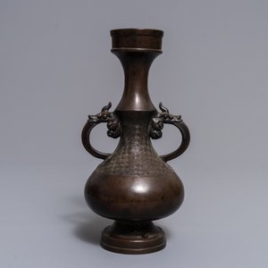 A Chinese bronze relief-decorated vase, Yuan/Ming — 照片 3