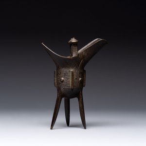 A Chinese bronze ritual wine vessel and a Japanese jardinière, 17/19th C. — photo 12
