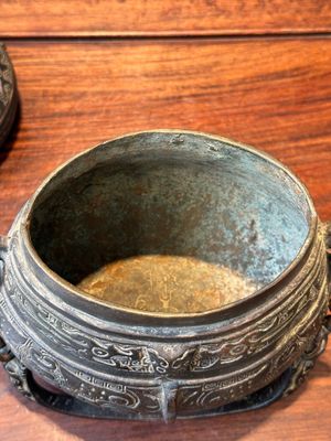 A Chinese bronze ritual wine vessel and cover, 'you', Yuan/Ming — 照片 15