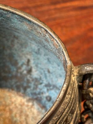 A Chinese bronze ritual wine vessel and cover, 'you', Yuan/Ming — 照片 16
