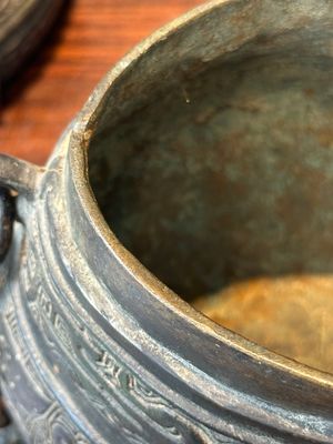 A Chinese bronze ritual wine vessel and cover, 'you', Yuan/Ming — 照片 17