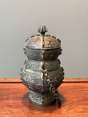 A Chinese bronze ritual wine vessel and cover, 'you', Yuan/Ming — 照片 4