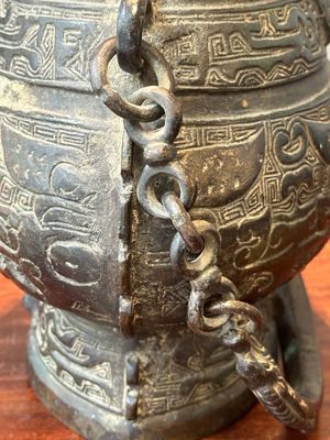 A Chinese bronze ritual wine vessel and cover, 'you', Yuan/Ming — 照片 10
