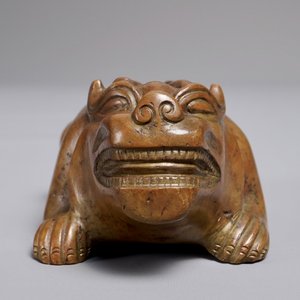 A Chinese bronze scroll or paper weight shaped as a bixie, 18/19th C. — photo 2