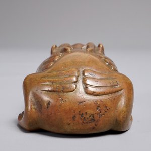 A Chinese bronze scroll or paper weight shaped as a bixie, 18/19th C. — photo 4