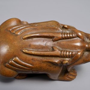 A Chinese bronze scroll or paper weight shaped as a bixie, 18/19th C. — photo 7
