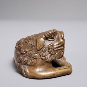 A Chinese bronze scroll or paper weight shaped as a Buddhist lion or Shishi, 17/18th C. — photo 3