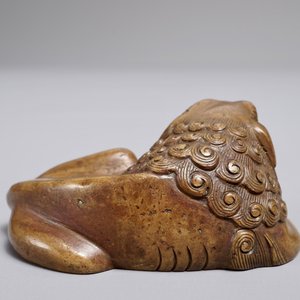 A Chinese bronze scroll or paper weight shaped as a Buddhist lion or Shishi, 17/18th C. — photo 4